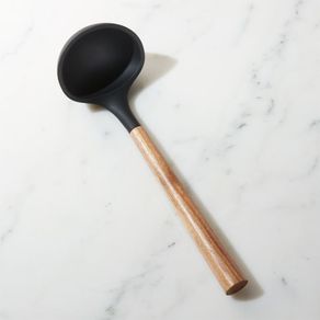 

Cucharón de Silicón Negro con Mango de Acacia